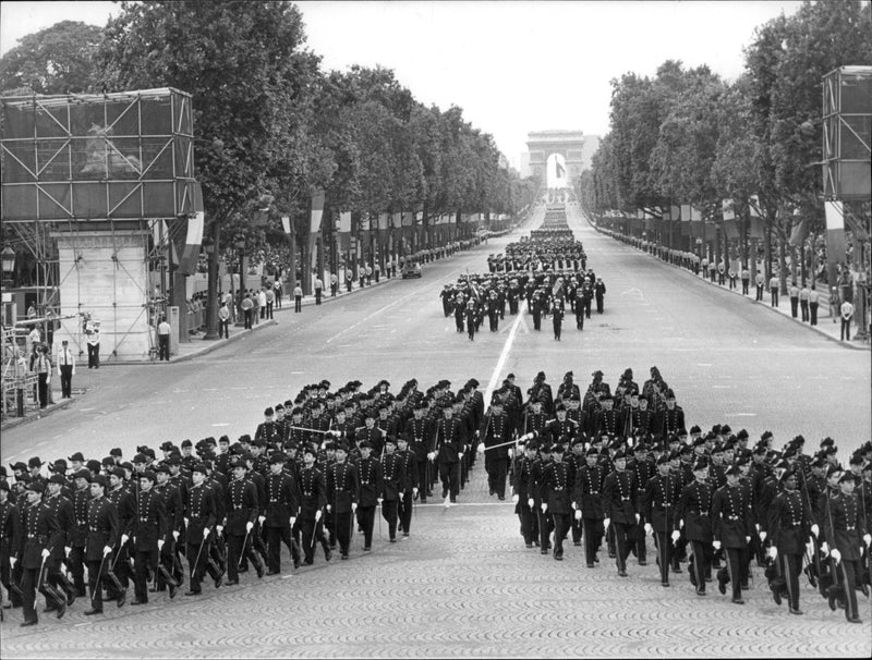 The military walks the farthest Champs-Élysées Avenue. - Vintage Photograph