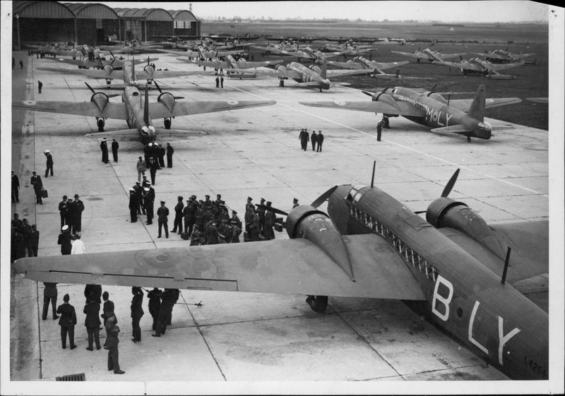 English airplanes are visiting the nightclub at Le Bourget. - 12 July 1939 - Vintage Photograph