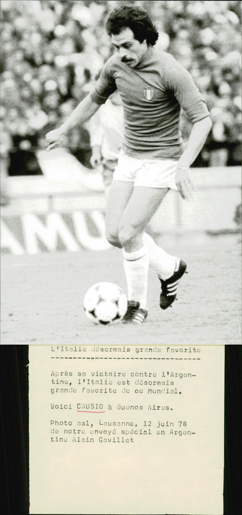 Actionbild av den italienska fotbollsspelaren Franco Causio. - Vintage Photograph