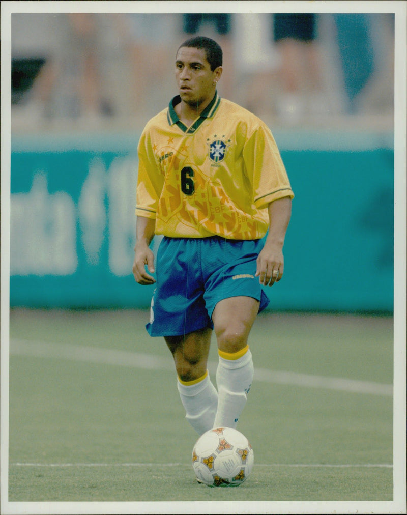 Brasiliansk fotbollsspelare Roberto Carlos. - Vintage Photograph