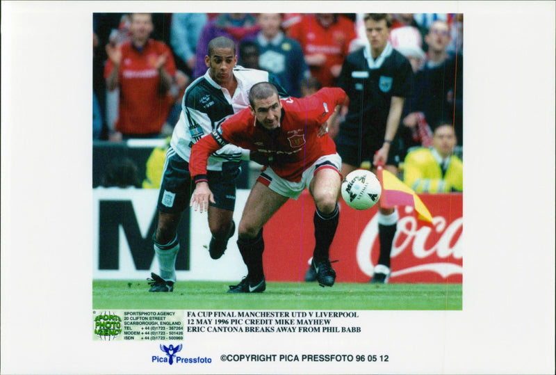 FA CUp Final Manchester vs Liverpool: Eric Cantona fintar Phil Babb - Vintage Photograph