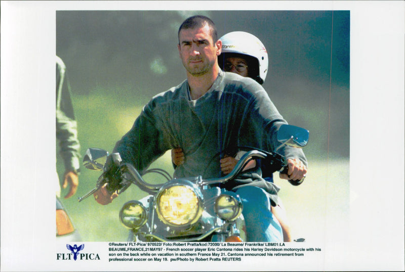 Eric Cantona kÃ¶r sin Harley Davidson med sin son som passagerare - Vintage Photograph