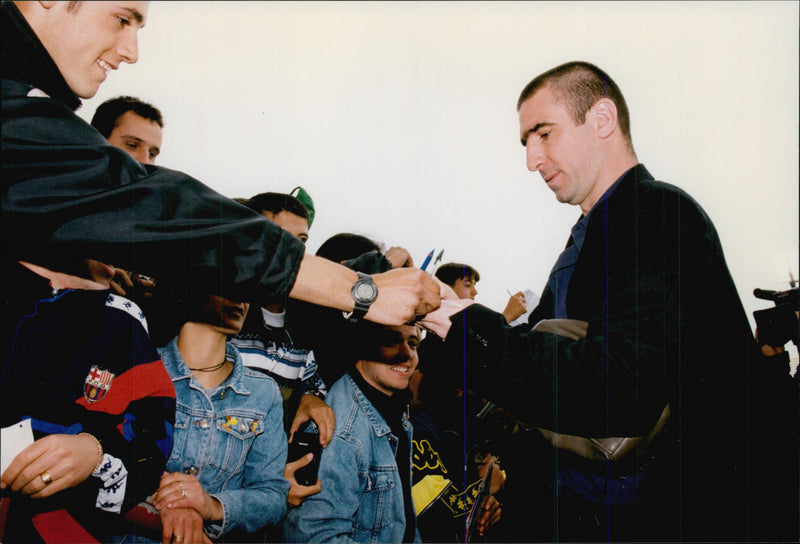 Eric Cantona skriver autografer - Vintage Photograph