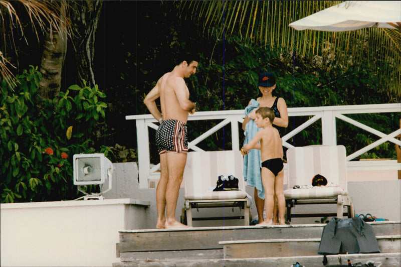 Eric Cantona med frun Isabelle och sonen Rafael - Vintage Photograph