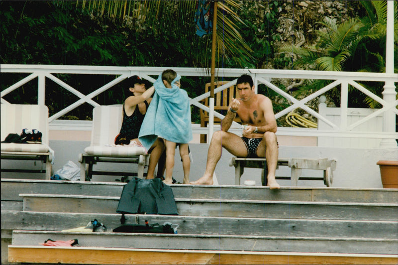 Eric Cantona med frun Isabelle och sonen Rafael - Vintage Photograph