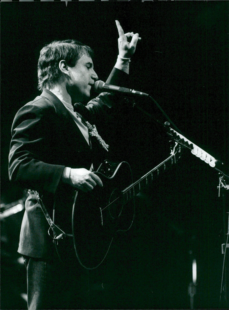Paul Simon appears in the Globe - Vintage Photograph