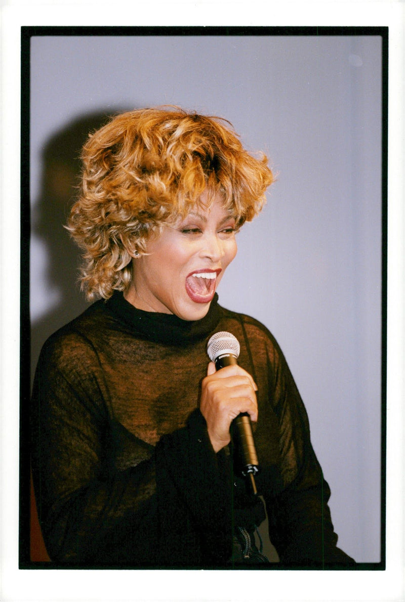 Tina Turner i Paris under sin europaturné - Vintage Photograph