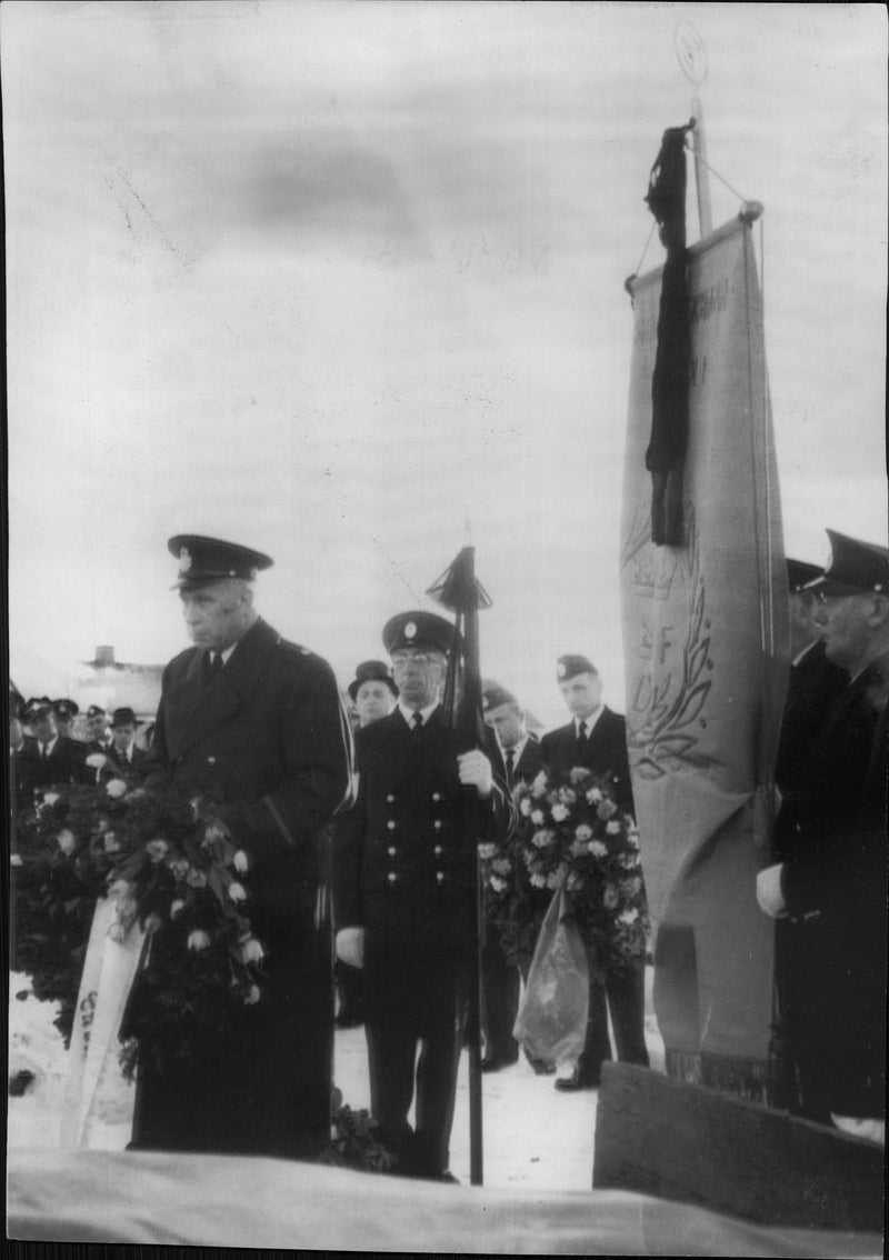 Wreath cessation at the murdered Ture Tholins funeral - Vintage Photograph