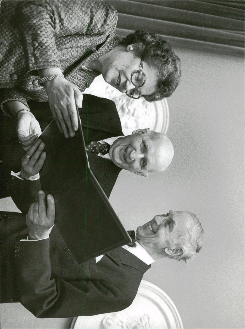 Nature and Culture award awarded, happy mines to Alf Ahlberg, Carin Österberg and Erik Rudberg - Vintage Photograph