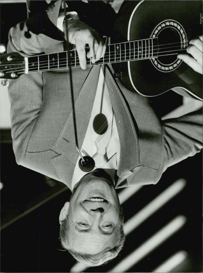 The Val Doonican Music show, British entertainment in the 80's - Vintage Photograph