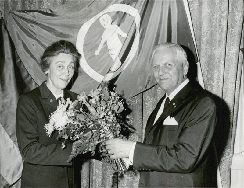 Eva Munck of Rosenschöld, the chairman of the Red Children's Local Association in Malmö, is discontinued by TV's famous "GP" Dr Bo-Ebbe Löfberg - Vintage Photograph