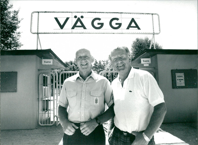 1989 VAGGA HALF STANDS TULLVERKET BAMBIS FAR MALVAKTEN SVE LINDQUIS SMALL - Vintage Photograph
