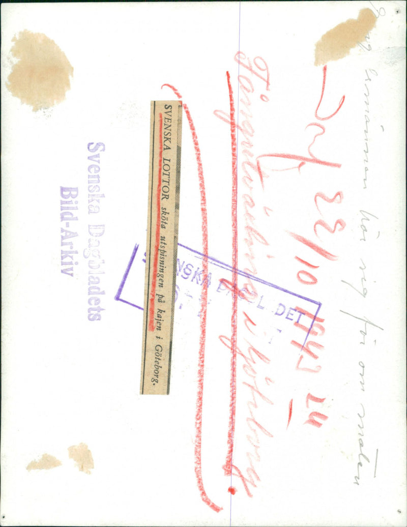 Onion on the quayside - 22 October 1943 - Vintage Photograph