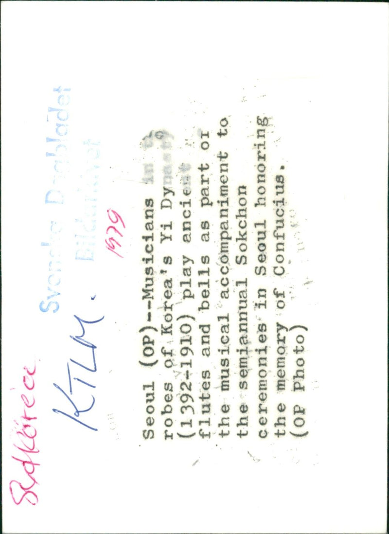 Musicians dressed suits from Yi Dynasty play ancient instruments in Seoul - Vintage Photograph