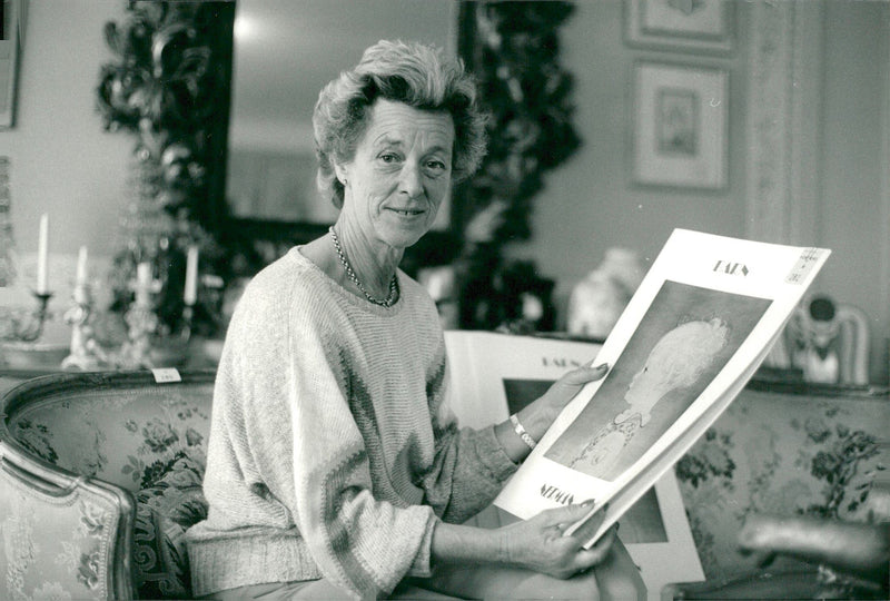 Artist Einar Nermans daughter Anita von Schinkel in the style sofa of bathing model auctioned together with his lithographs, among other things - Vintage Photograph