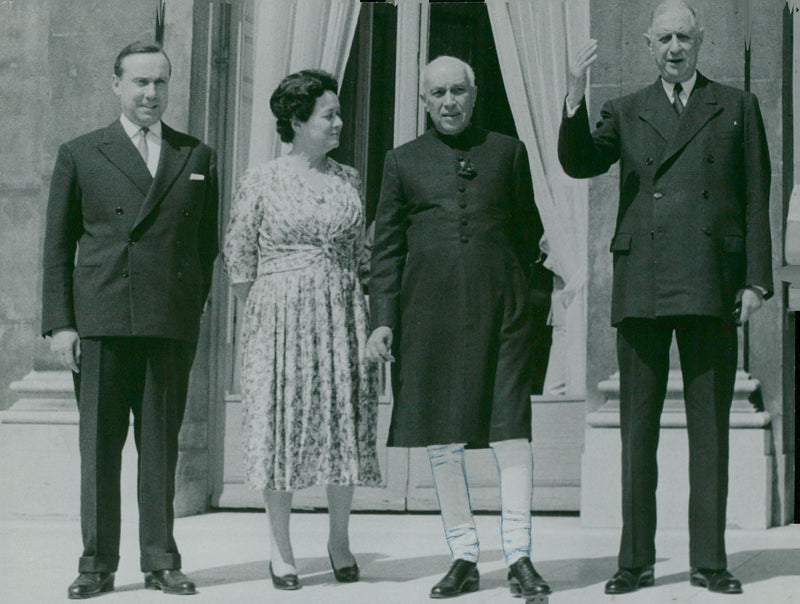 Indian politician Pandit Jawaharlat Nehru with President de Gaulle - Vintage Photograph