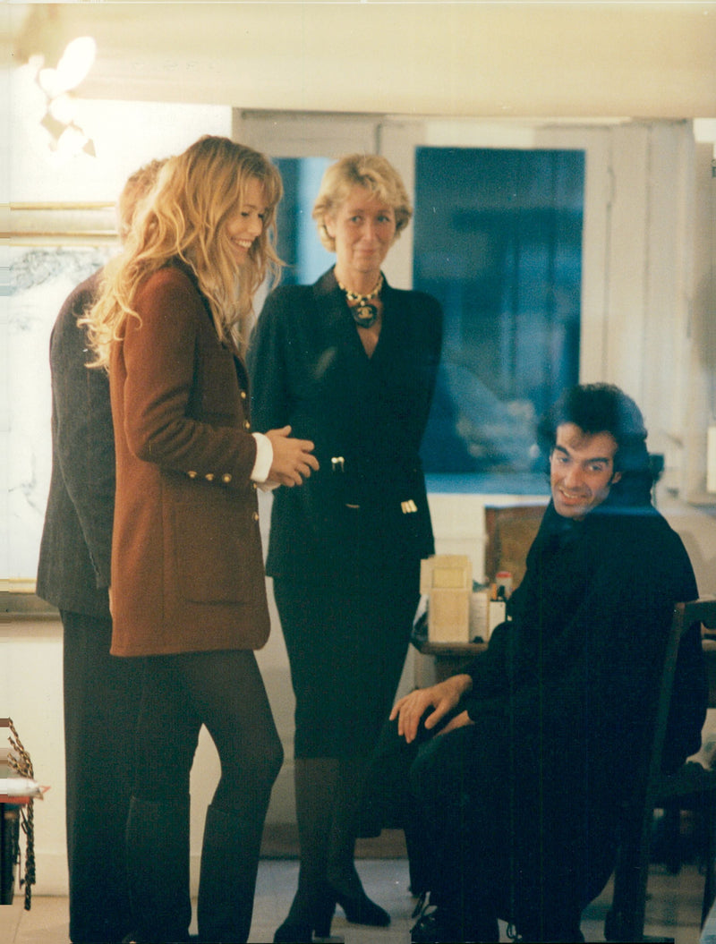 David Copperfield and Claudia Schiffer are looking at paintings in Paris - Vintage Photograph