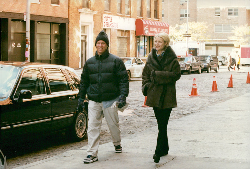 Gwyneth Paltrow takes a break during the filming of A Perfect Murder - Vintage Photograph