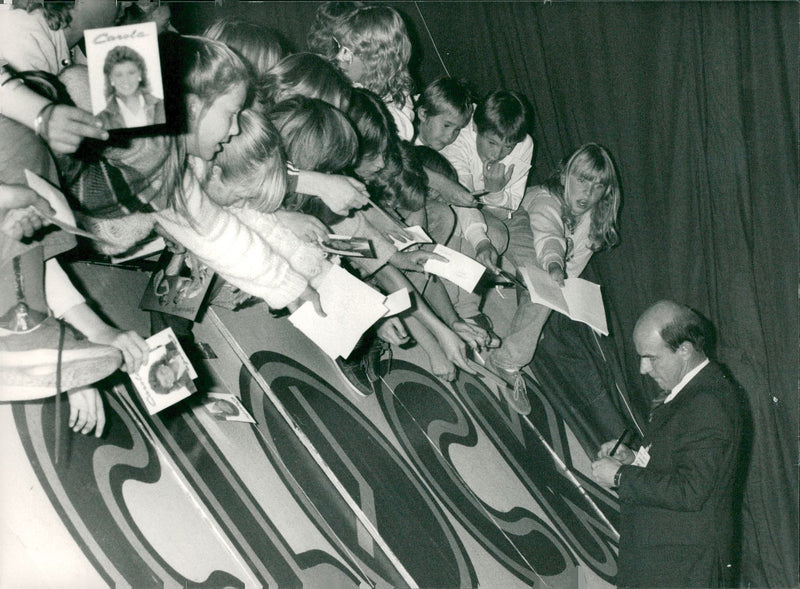 Carolas father Jan HÃ¤ggkvist writes autographs to Carola&