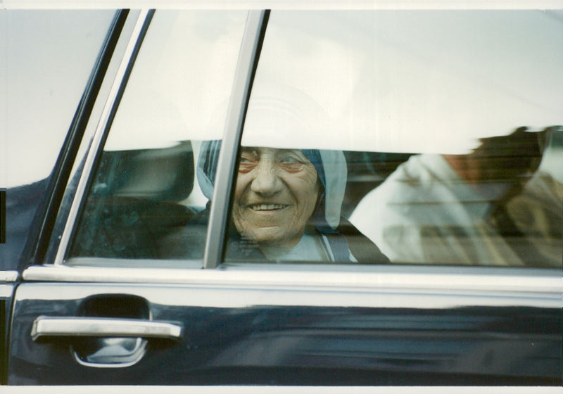 Mother Teresa in the back of a car on his way to a meeting with Princess Diana - Vintage Photograph