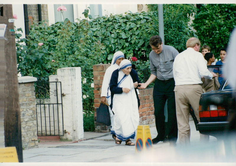 Mother Teresa on her way to a meeting with Princess Diana - Vintage Photograph