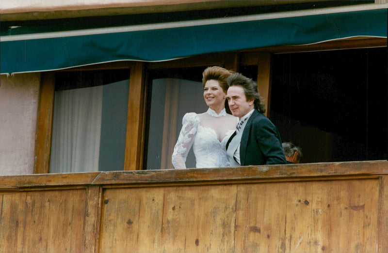 The wedding between Dudley Moore and Nicole Rothschild. The bridal couple on the balcony - Vintage Photograph