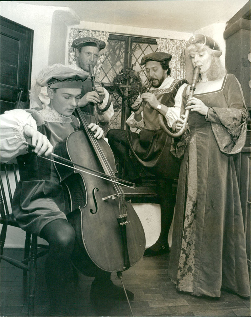 Swanton Noven, Elizabethan musicians. - Vintage Photograph