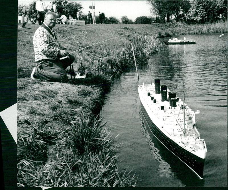 MODEL PAUL BUILT - Vintage Photograph