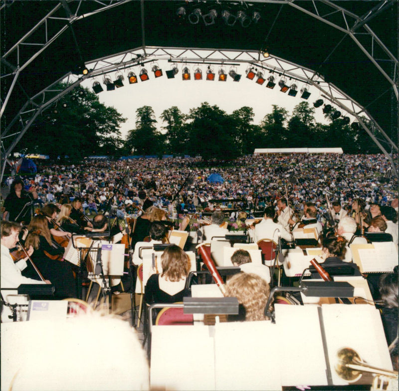 1973 MUSIC BAND ROYAL CONCERT - Vintage Photograph