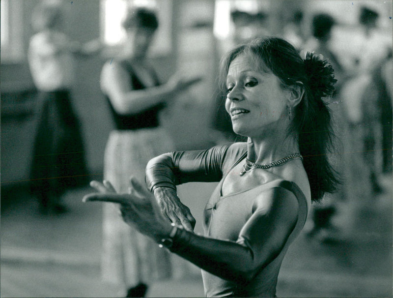 1990 DANCER MUSIC WELL - Vintage Photograph