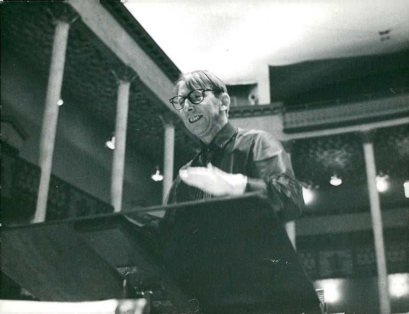 Siegfried Naumann upprepar med Musica Nova-ensemblen - Vintage Photograph