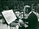 Siegfried Naumann dirigerar en konsert i Concert Association - Vintage Photograph