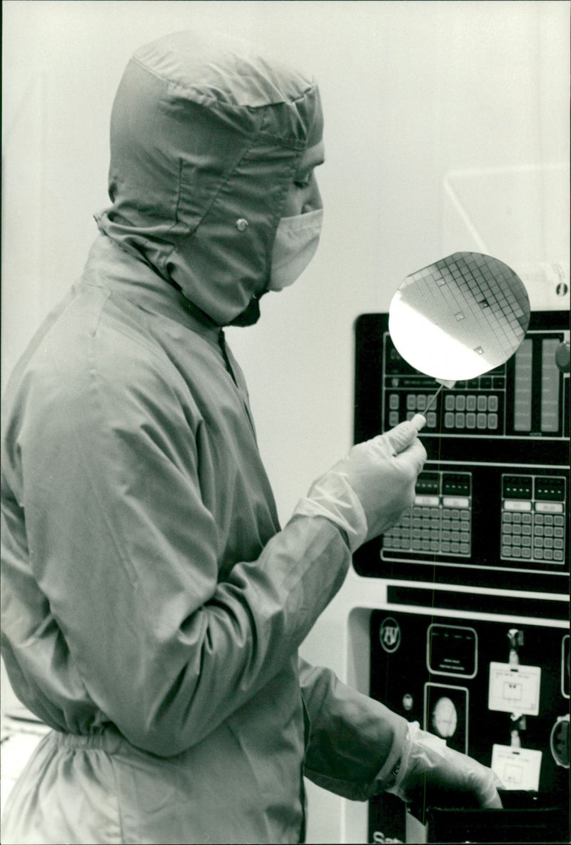 The clean room at Plessey's silicon chip manufacturing plant at Plymouth, Devon. - Vintage Photograph