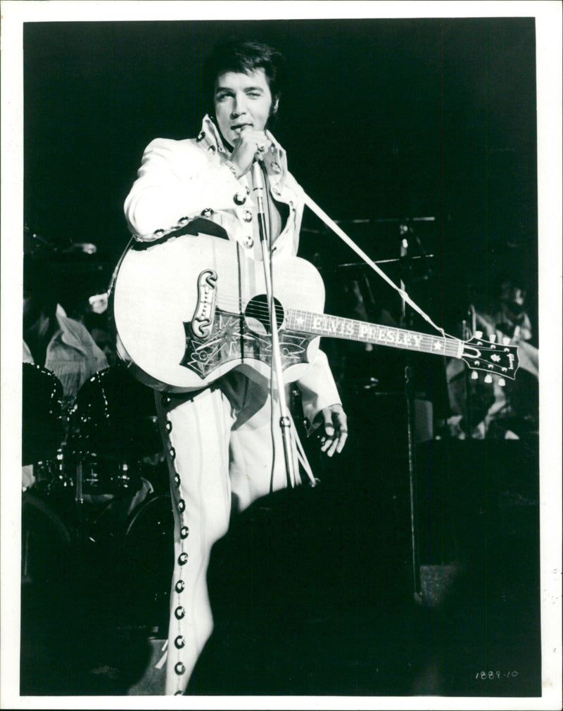 SUVIS PRESLEY
Elvis PRESLEY shxon ld
PRESLEY , ELVIS - Vintage Photograph