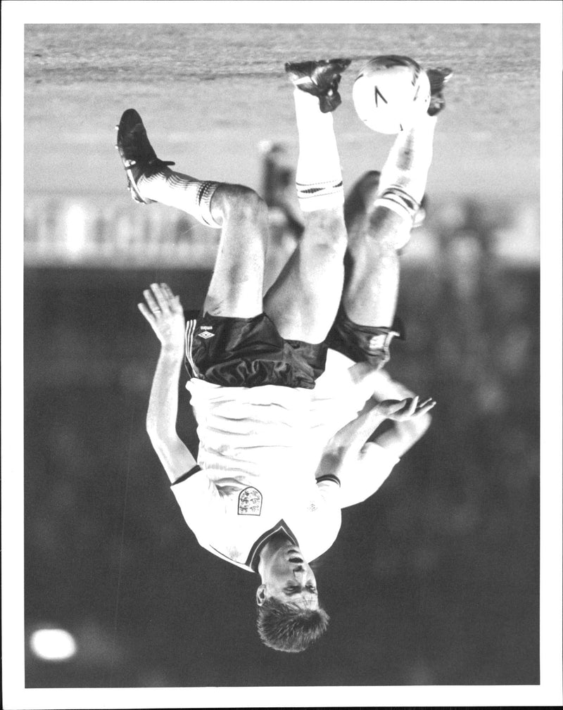 Chris Waddle. - Vintage Photograph