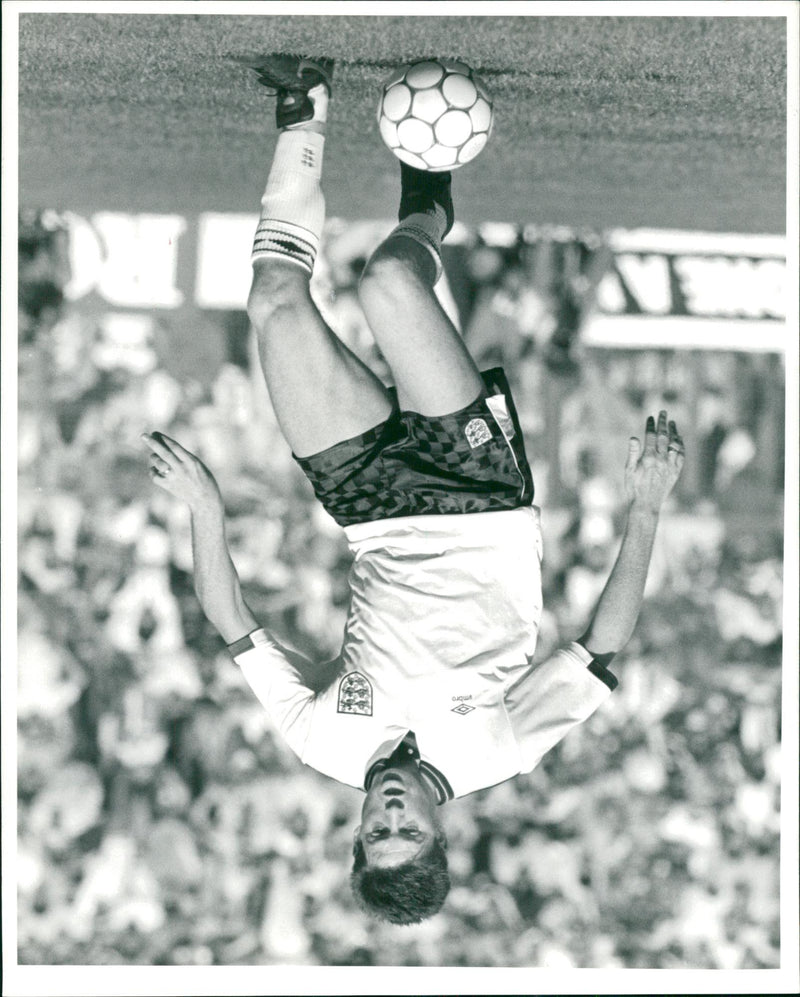 Chris Waddle. - Vintage Photograph