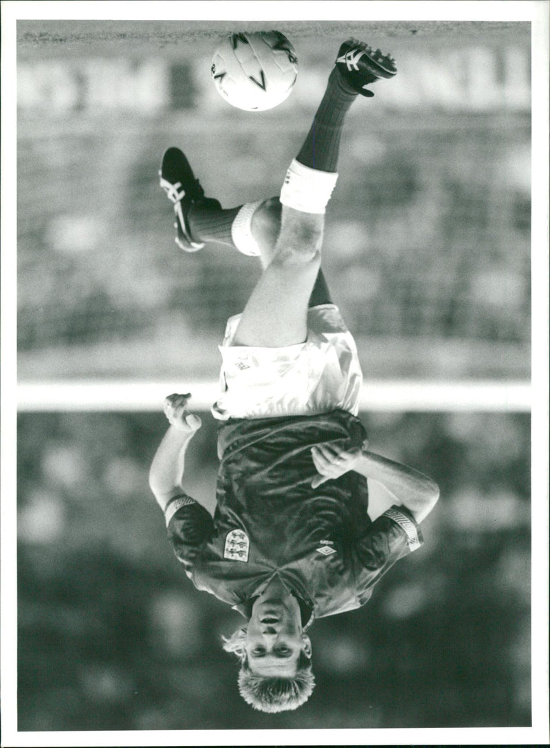 Chris Waddle. - Vintage Photograph