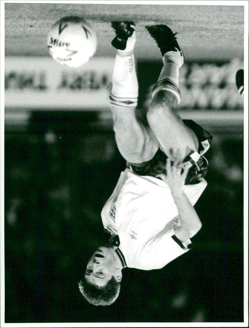 Chris Waddle. - Vintage Photograph