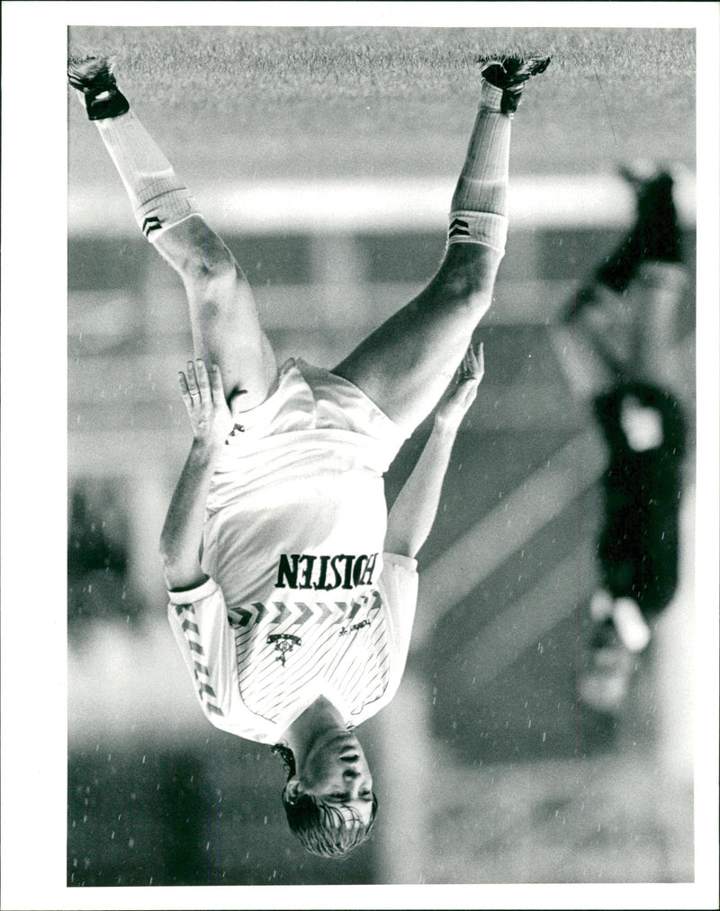 Chris Waddle. - Vintage Photograph