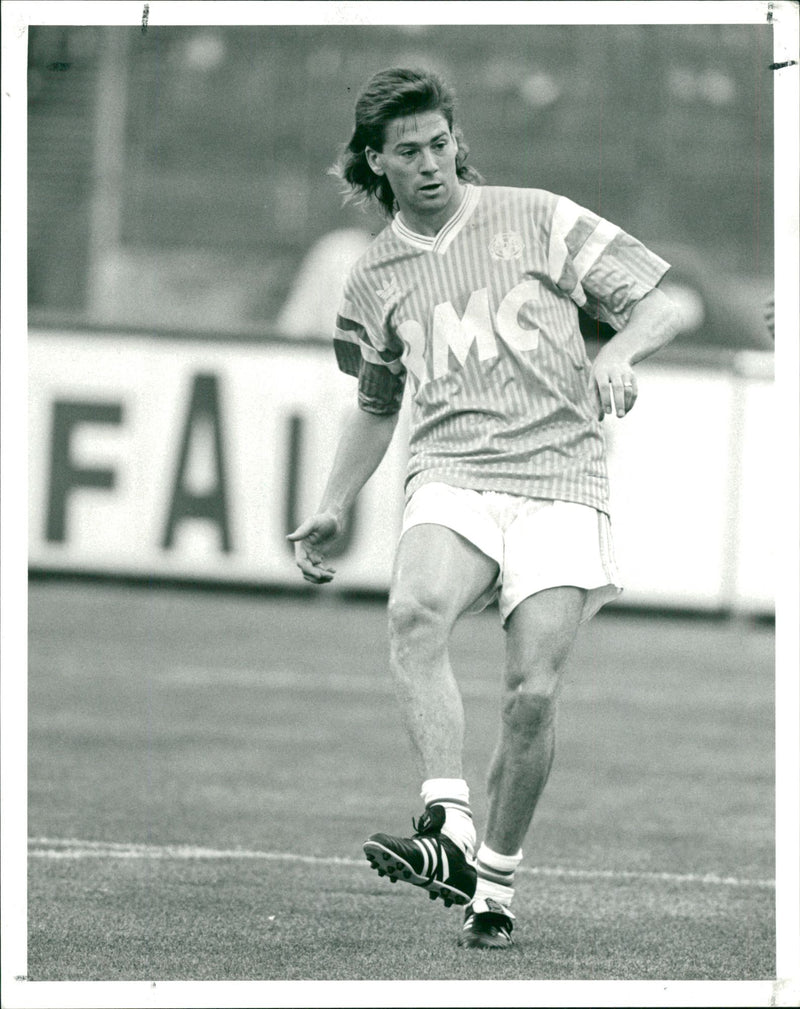 Chris Waddle. - Vintage Photograph