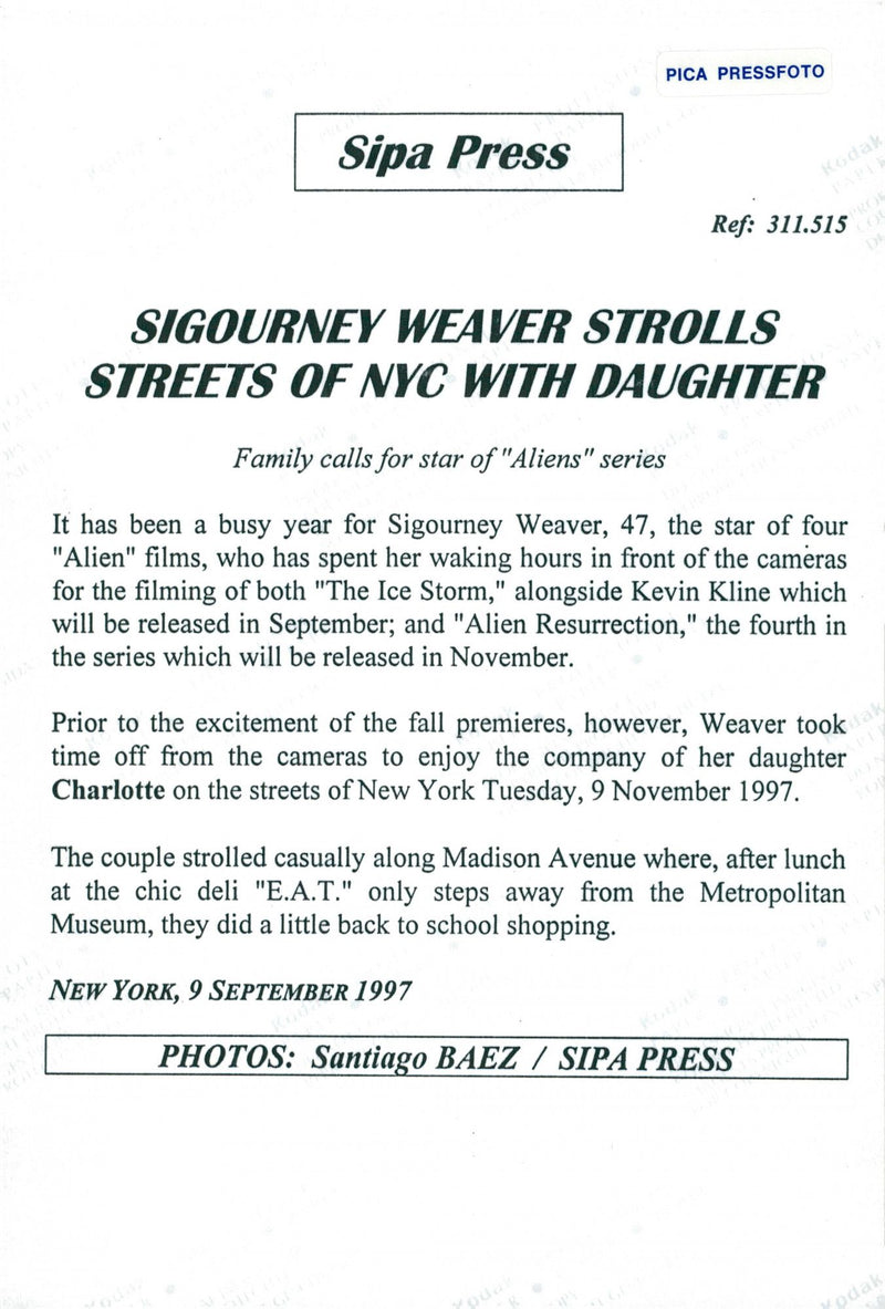 Sigourney Weaver together with daughter Charlotte in New York - Vintage Photograph