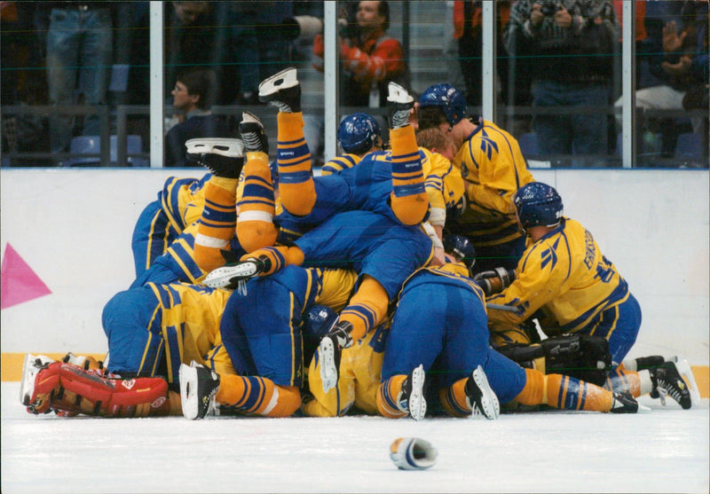 OS in Lillehammer. Ice Hockey Finals Sweden-Canada - Vintage Photograph