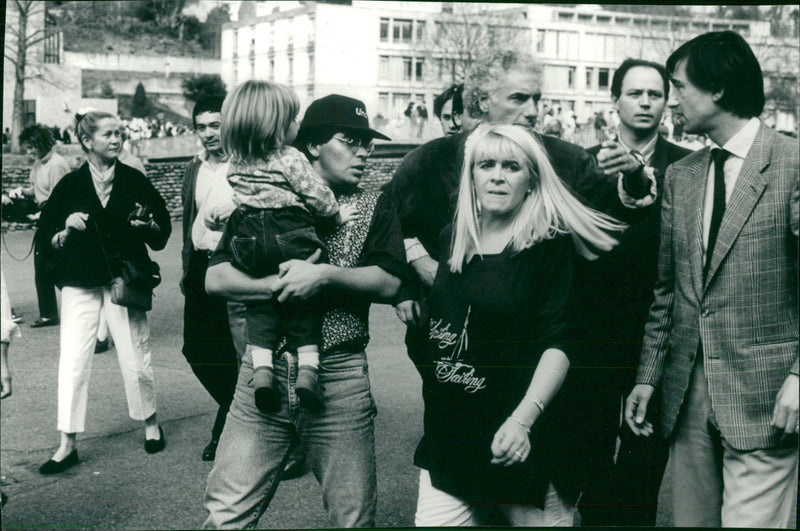 Fotboll: Maradona med sin blivande fru Claudia Villafanne och barn - Vintage Photograph