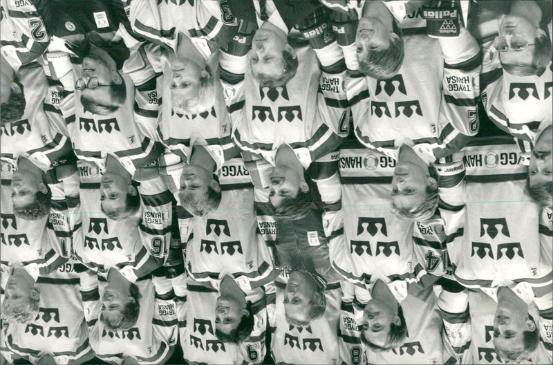 Ice Hockey: Landslaget Tre Kronor July 1984 - Vintage Photograph