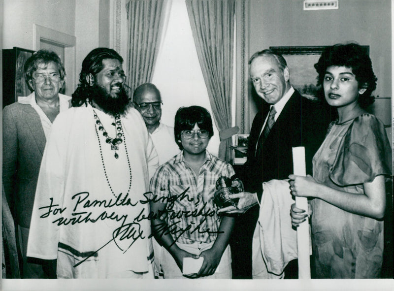 WITHOUT AND SWAMI BORDLES FOR POLITICAL PAMELLA PAUL POLITICIAN SECOND - Vintage Photograph