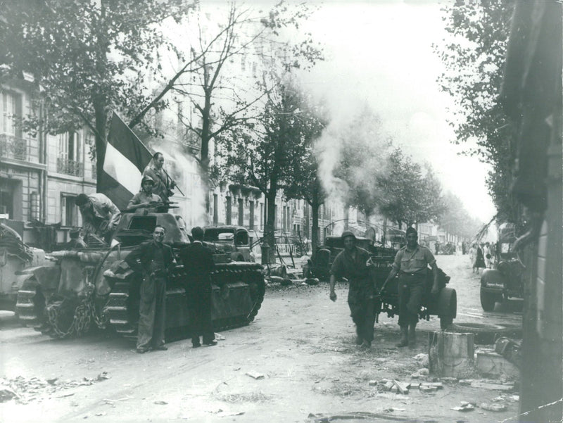 Motståndarna har just tagit över en tysk tank i Paris - Vintage Photograph