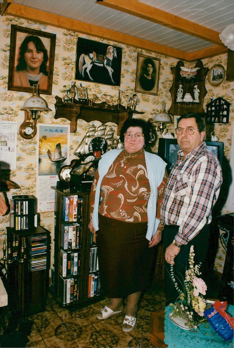 France: Case law / Murder. Louise and Gilbert Dassonville under a photograph of their daughter Anite Dassonville, stripped of Jean Michel Jourdain - Vintage Photograph