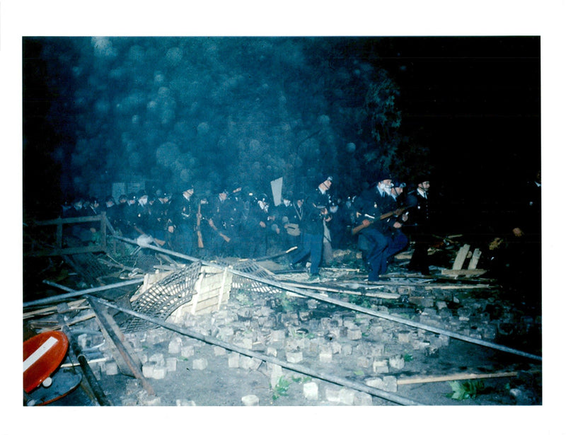 Majrevolten. Gatukravaller i Paris - Vintage Photograph