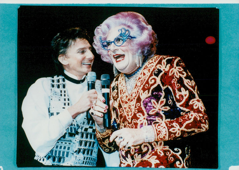Barry Humphries när Lady Edna uppträder med Barry Manilow - Vintage Photograph