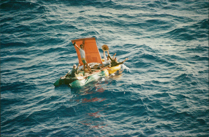 1994 FLIMSY CONTINUE THESE REFUGES SPOTTED AMERICAN REFUGES COUNTRY NAVY PRESS - Vintage Photograph